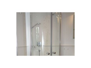 ...mit Duschkabine und ...