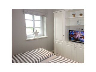 ...Schrankraum und TV Gerät