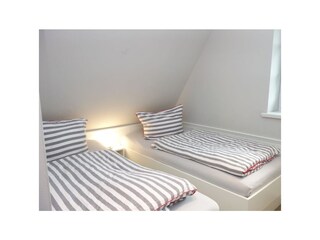 Ein Schlafzimmer mit zwei Einzelbetten je 90x200cm...