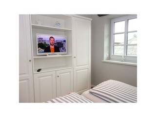 ...Einbauschrank und TV Gerät