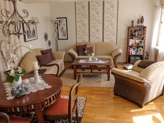 Das Wohnzimmer mit Sitzgarnitur