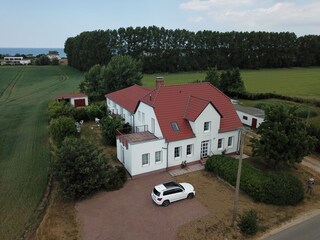 Alleinstehend und mit unverbauten Blick auf das Meer