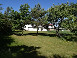 Der parkartige Garten ist ideal für Kinder zum Austoben