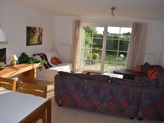 Grosszügiges Wohnzimmer mit Terrasse und Garten