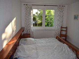 Kirschbaumschlafzimmer mit Doppelbett und Schrank