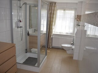 Grosses, helles Duschbad