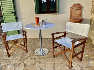 "Zwei Plätze. Ein Wein. Keine Eile."