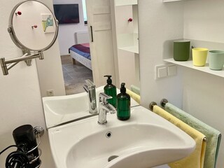 Waschbecken mit Blick auf den Schlafbereich