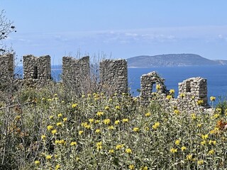Historische Mauern mit Blick aufs Meer