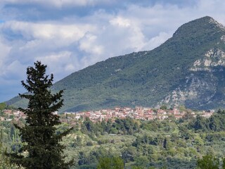 Blick aufs Nachbardorf Vrina