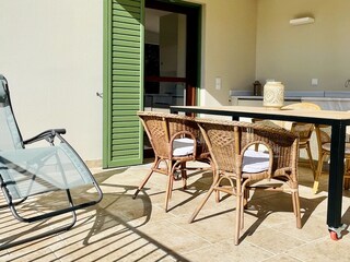 Süd-/Ostterrasse mit Außenküche