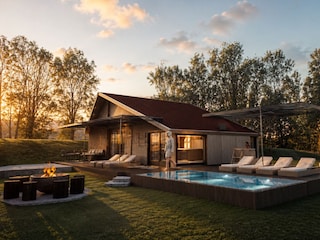 Wellnessbereich: Sauna + Whirlpool + Pool + Tauchbecken