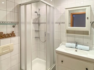 Ihr Bad mit Dusche, Waschbecken und WC