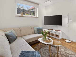 Das große Ecksofa lädt zu gemütlichen Abende ein.