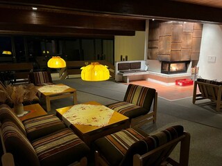 Lounge am Kamin