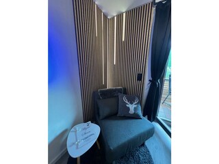 Gemütliche Sitzecke mit Holzpaneelen & LEDs