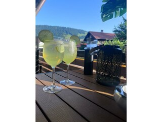 Gemütliche Stunden auf dem überdachten Südbalkon