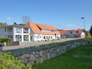 Hauptstraße mit PENNY und Eiscafé