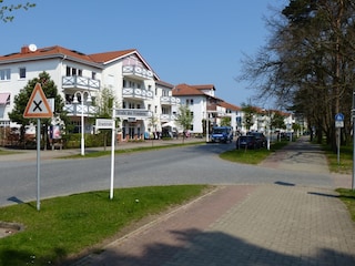 Strandstraße mit Geschäften, Restaurants