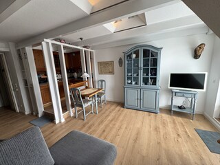 Wohnzimmer mit Eßbereich und Küche