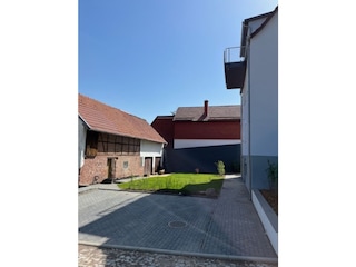 Hof mit Parkplatz