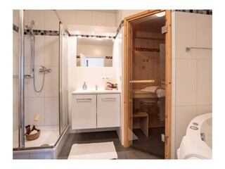 Badezimmer mit Whirlpool ...