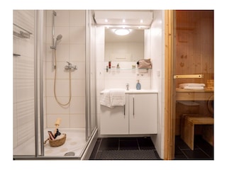 Wellnessbad mit Sauna ...