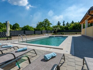 Entspannen Sie sich auf den Liegestühlen am Pool.