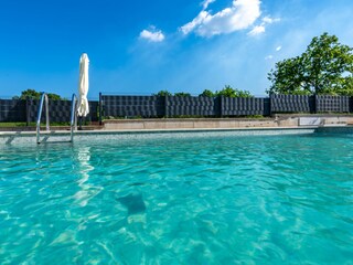 Genießen Sie den schönen blauen Pool.