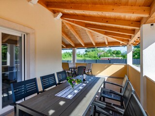 Terrasse mit Esstisch, ideal zum Essen.