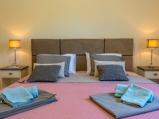 Geräumiges, helles und romantisches Schlafzimmer.