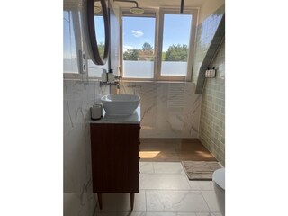 Ein modernes Badezimmer mit Fußbodenheizung und toilet