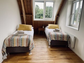 Schlafzimmer mit 2 zusammengestellten Einzelbetten
