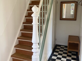 Eine wunderschöne hölzerne Treppe in einem stilvollen I