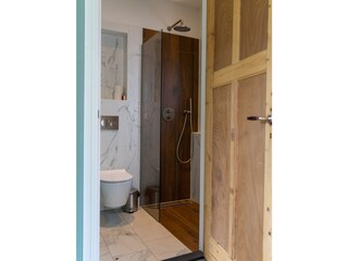 Toilette mit Dusche im Erdgeschoss