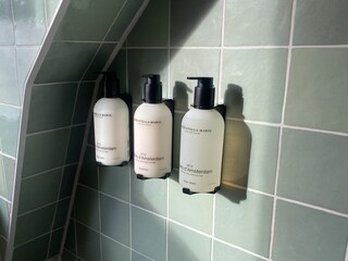 Seife, Shampoo, Duschgel, Körperlotion, alles von Marie