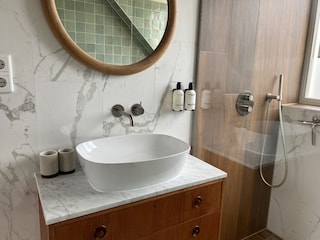Ein modernes Badezimmer mit Haartrockner und Dampfgarer