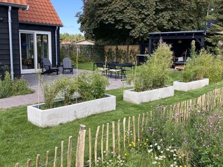 Ein schönes Haus mit einem üppigen Garten.
