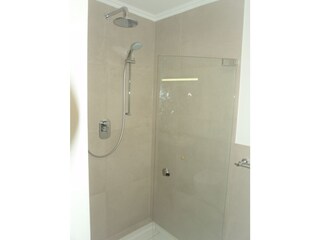 Bodentiefe große Dusche