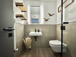 Modernes Bad mit flacher Dusche