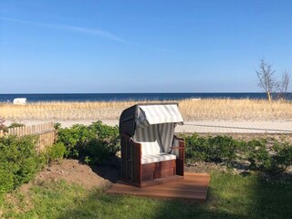 Strandkorb im Garten mit Meerblick