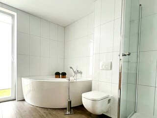 Wellnessbadezimmer mit Dusche, Eckbadewanne...