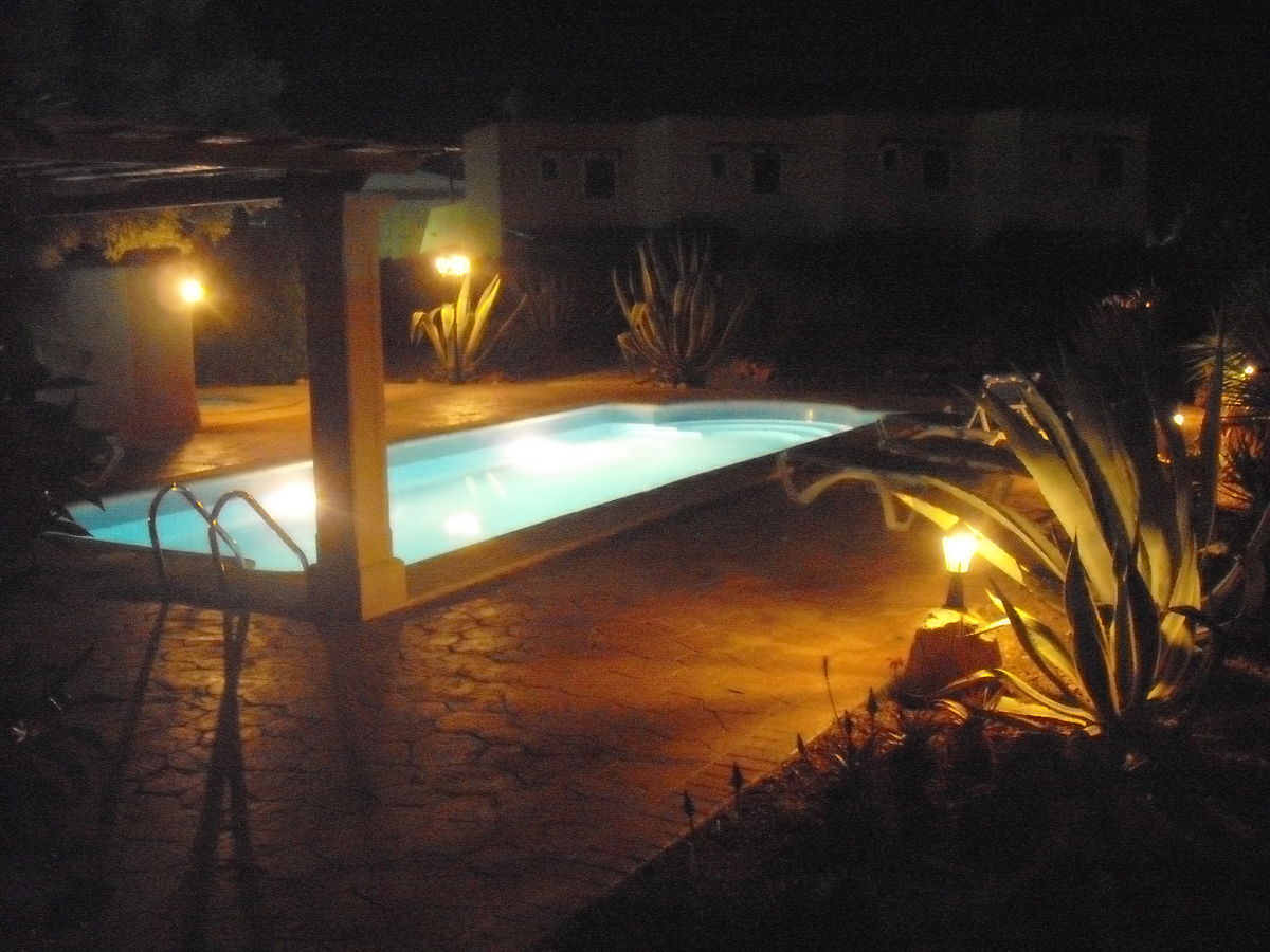 Poolanlage bei Nacht