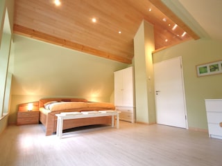 Großes Schlafzimmer