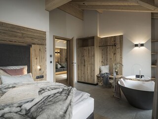 Schlafzimmer mit Badewanne