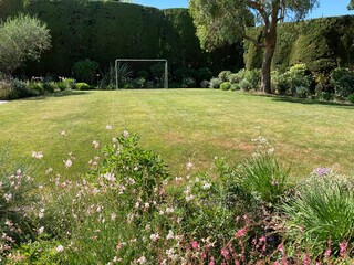 Ideal mit Kids: Fußball und Tischtennisplatte