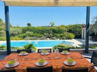 Großer Eßtisch mit Poolblick.