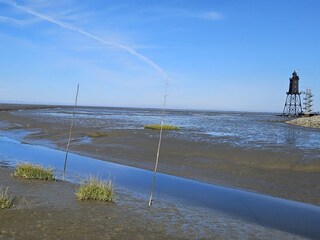 Blick ins Watt mit Leuchttrum Obereveresand