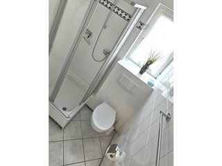 Bad mit Dusche und WC