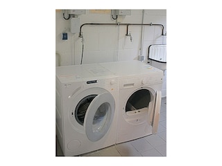 Waschmaschine und Trockner gegen geringe Gebühr
